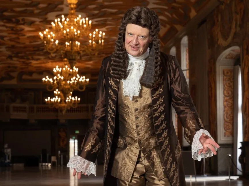 Mann mit Perücke in Kleidung aus der Barockzeit